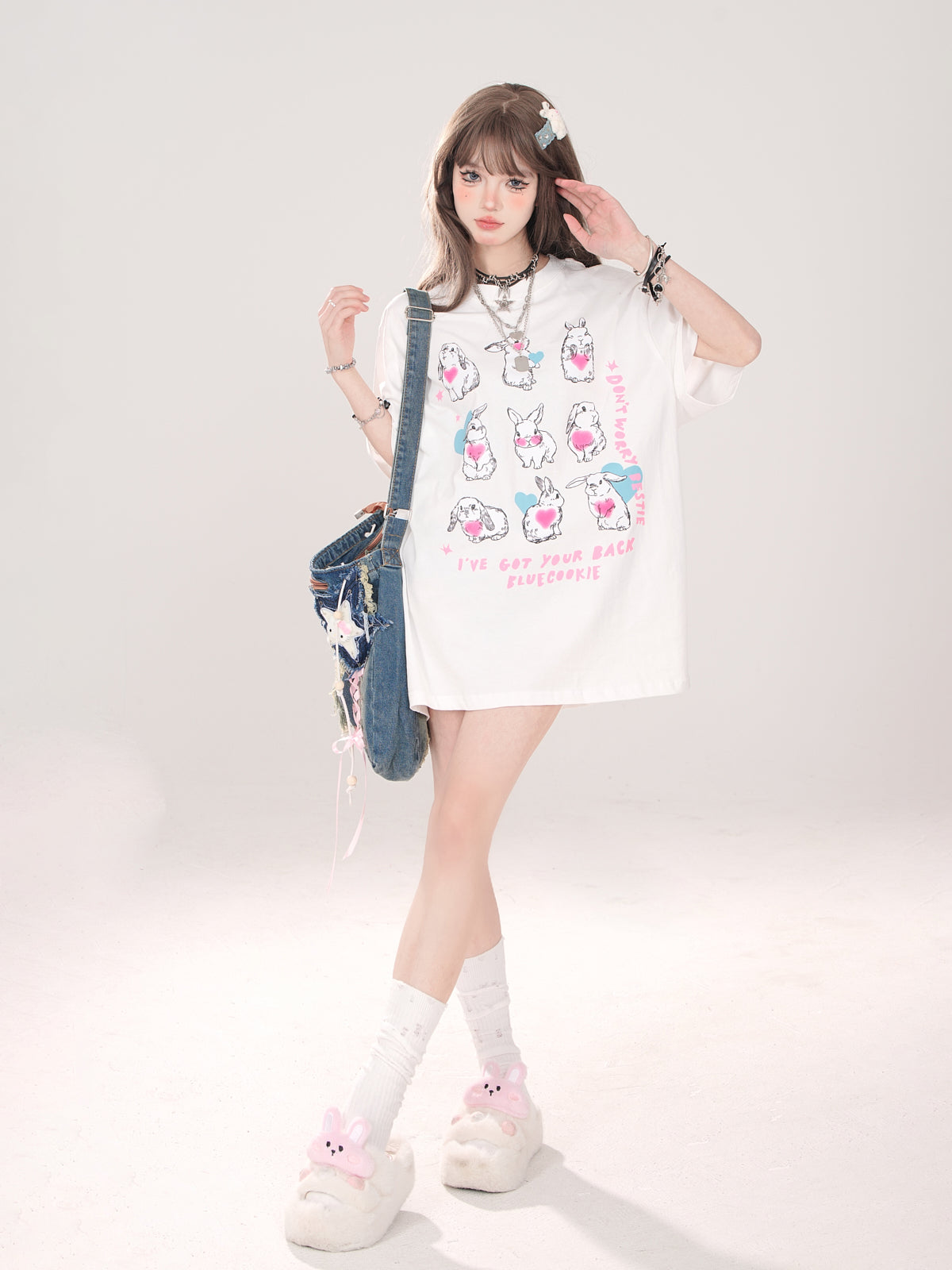 デザインイラストTシャツ キュートなアーティスティックなゆるいウサギ