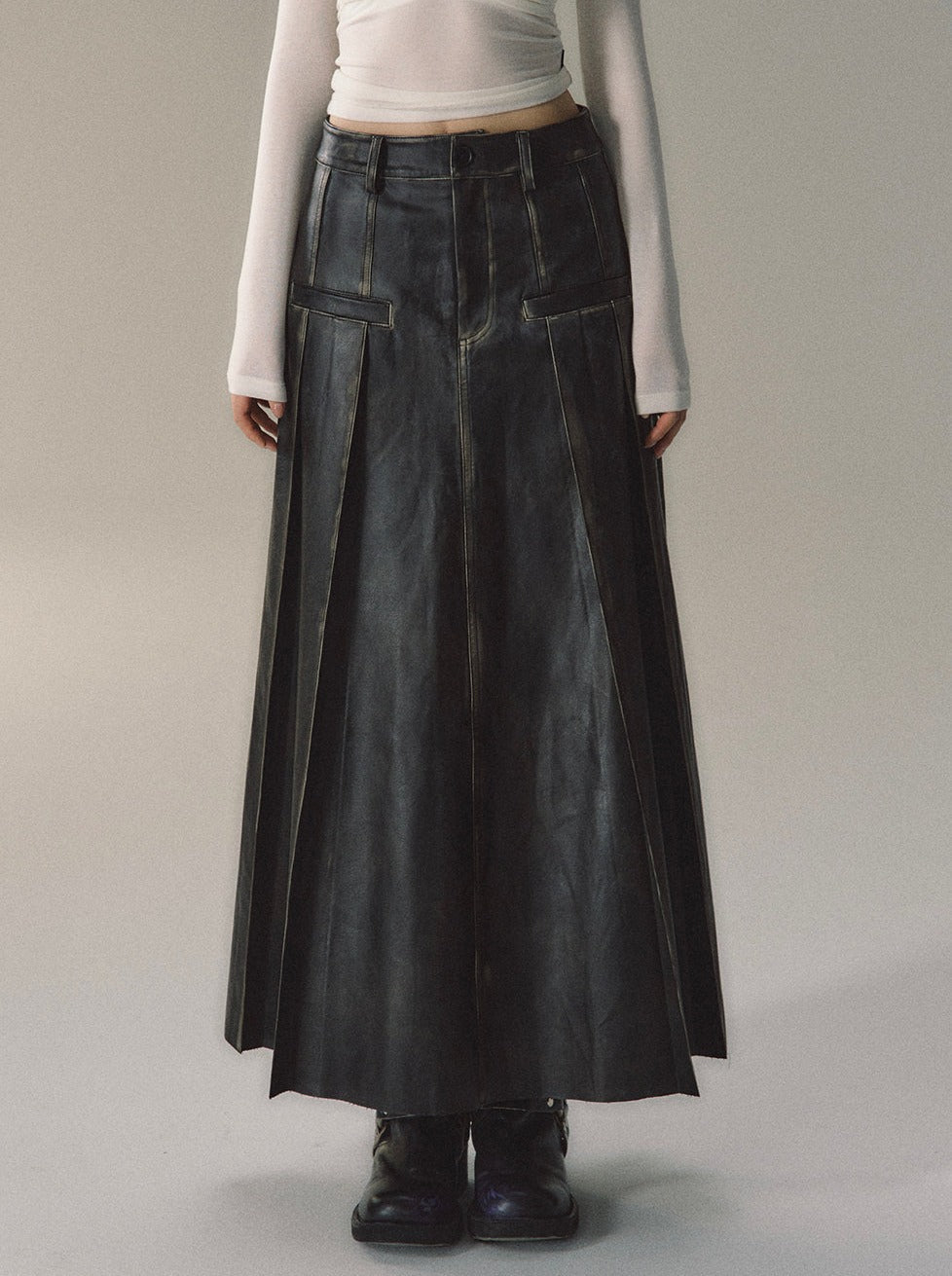 Langer schwerer Rock aus poliertem Leder