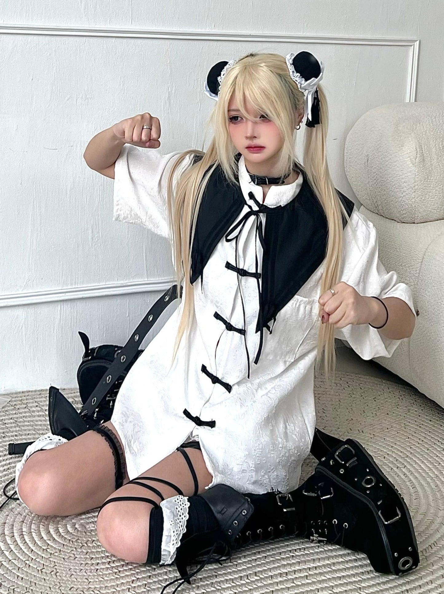 ダークカラーのショートチャイナシャツ + 柄ベルトカラー + フェイクバックルスリーブ