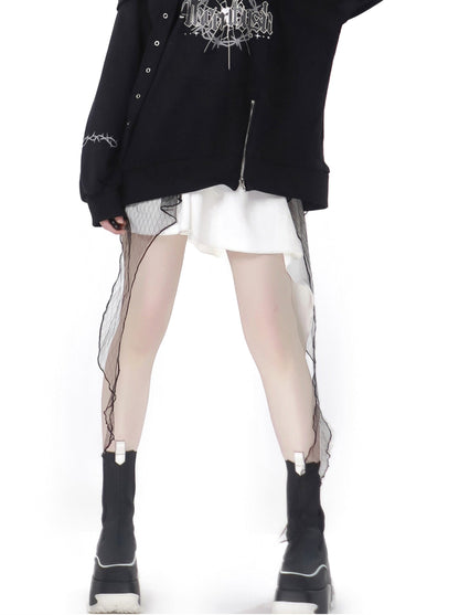 Trainingsanzug mit Ösen-Trainer im Dark Soon-Printdesign + Elegula-Rock aus Spitze