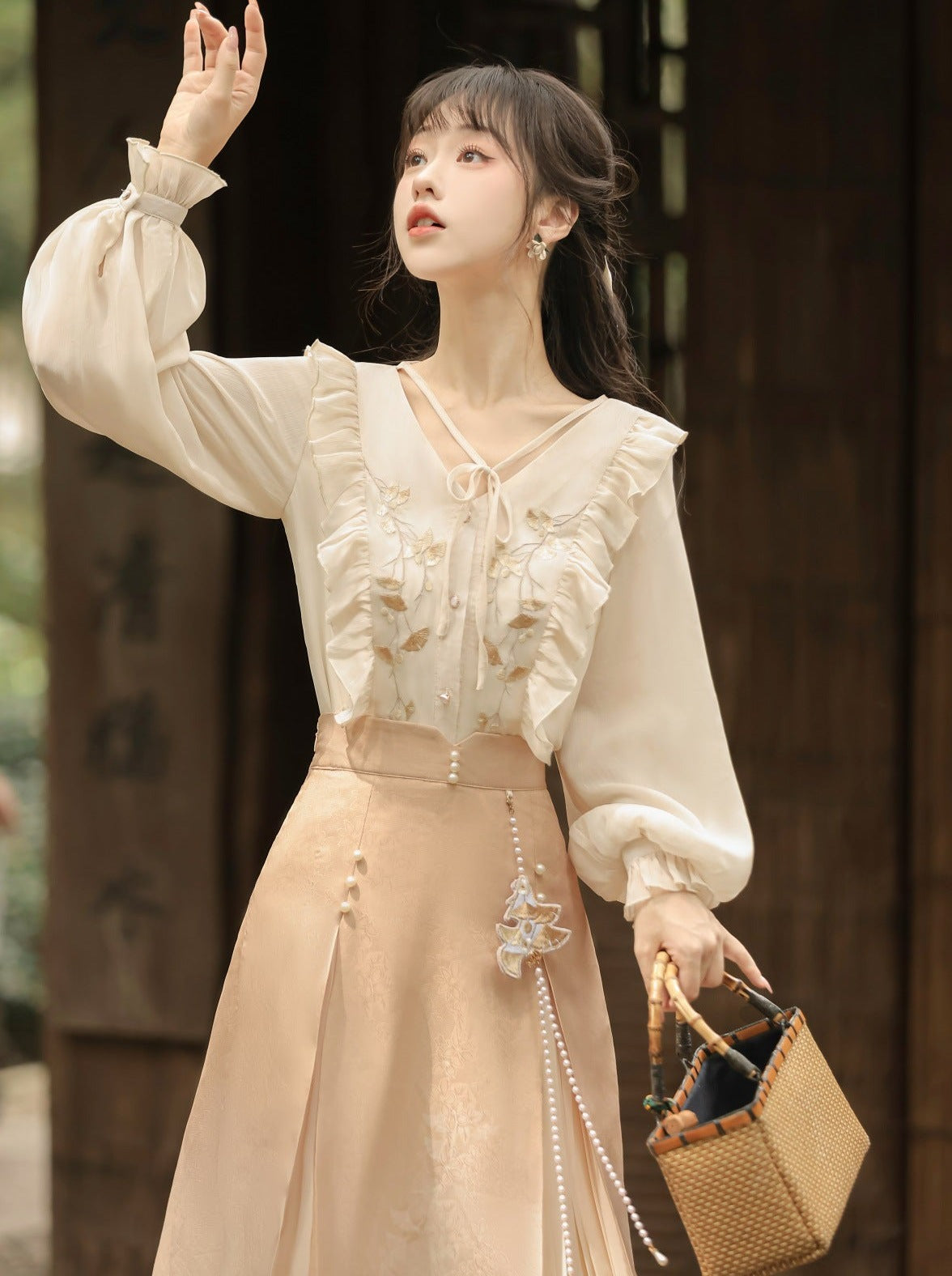 Plissierter Spitzenrüschen-China-Rock mit Schlitz, lang + Bluse