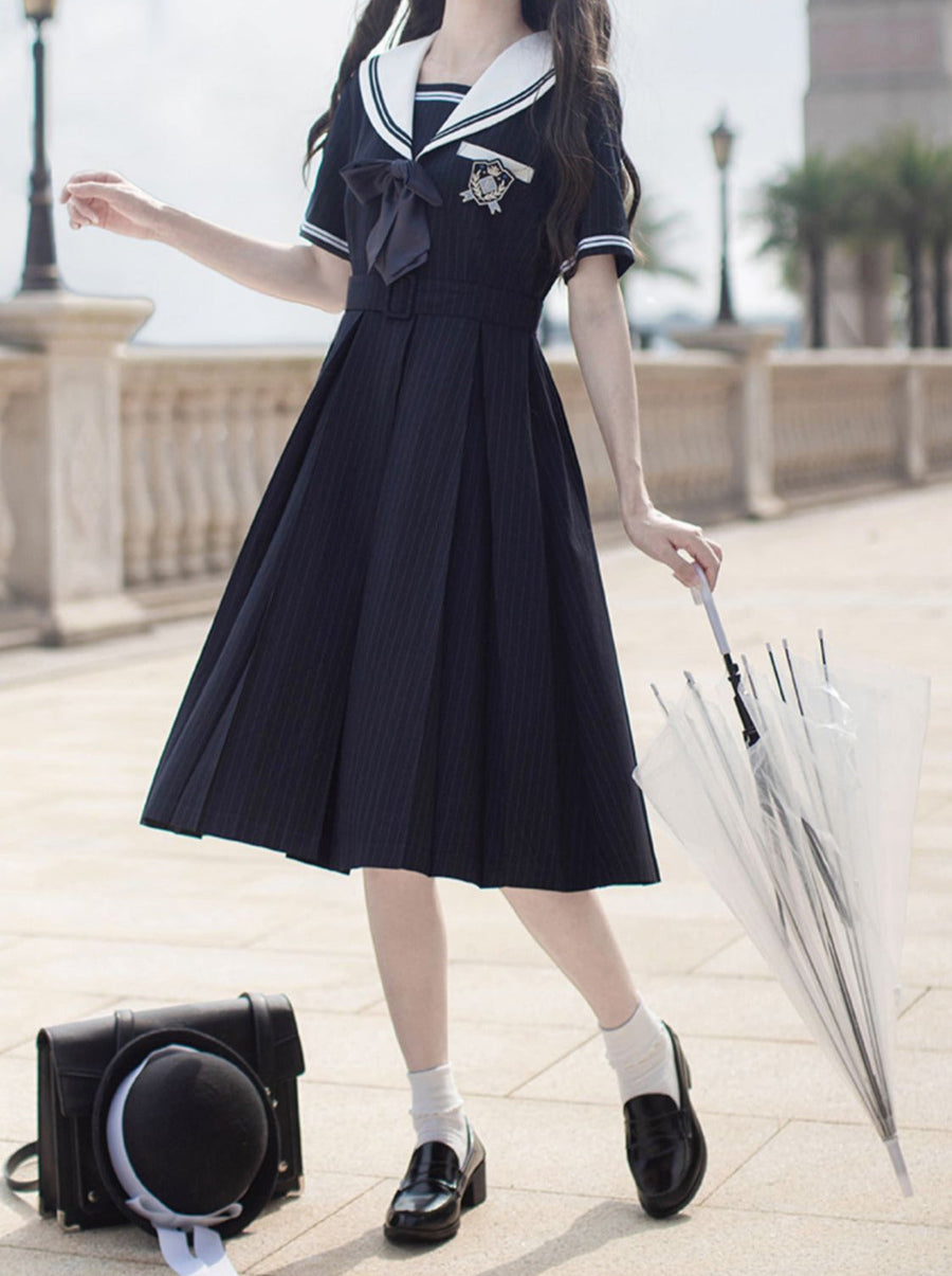 Robe Emblème Col Rayé Noir + Badge Ruban Marin