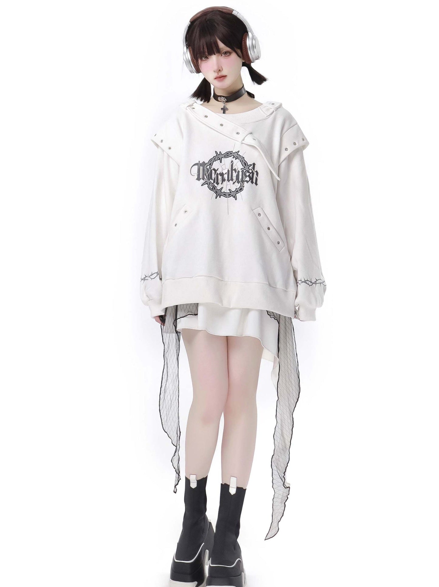 Trainingsanzug mit Ösen-Trainer im Dark Soon-Printdesign + Elegula-Rock aus Spitze