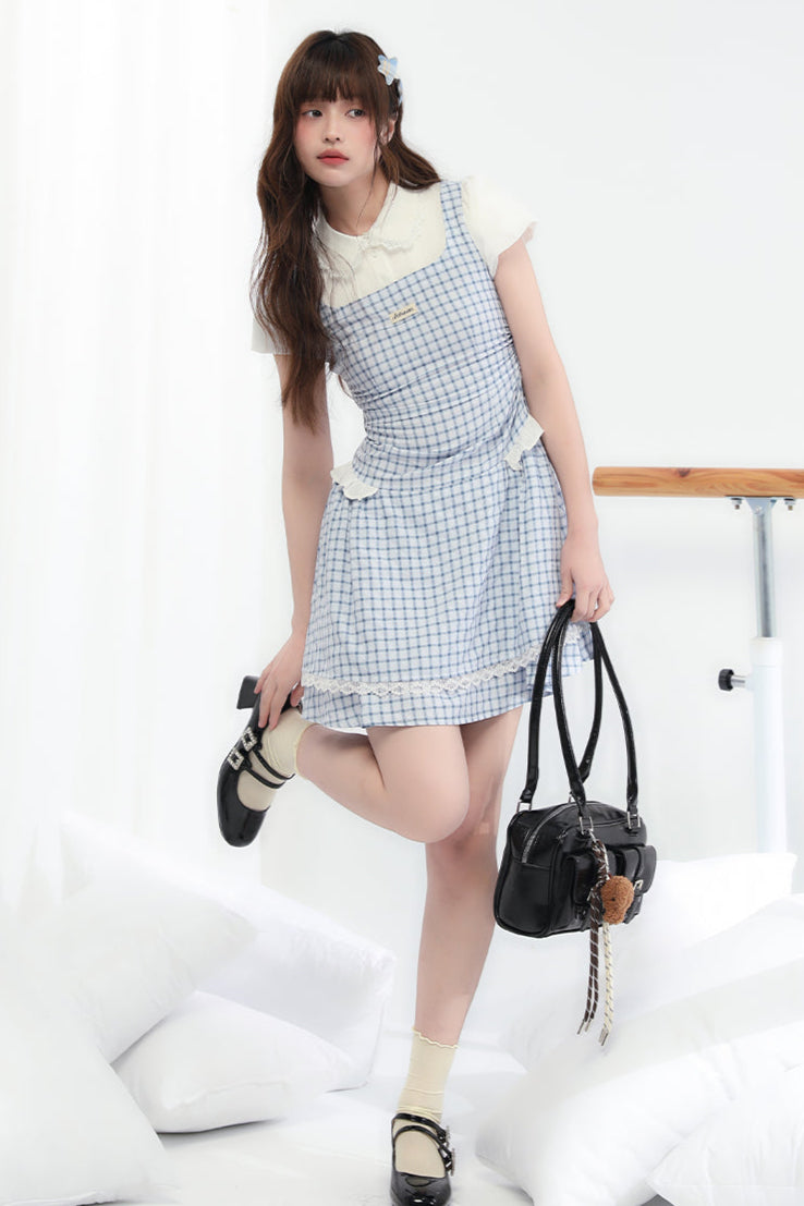 Süßes kariertes blaues College-Kleid