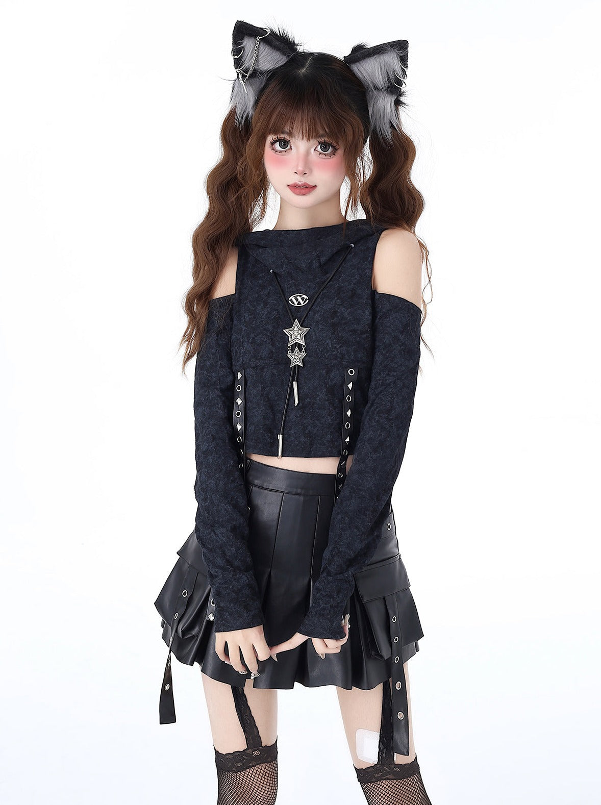 Cooles, schmal geschnittenes Oberteil mit Kapuze und beschädigter Taille