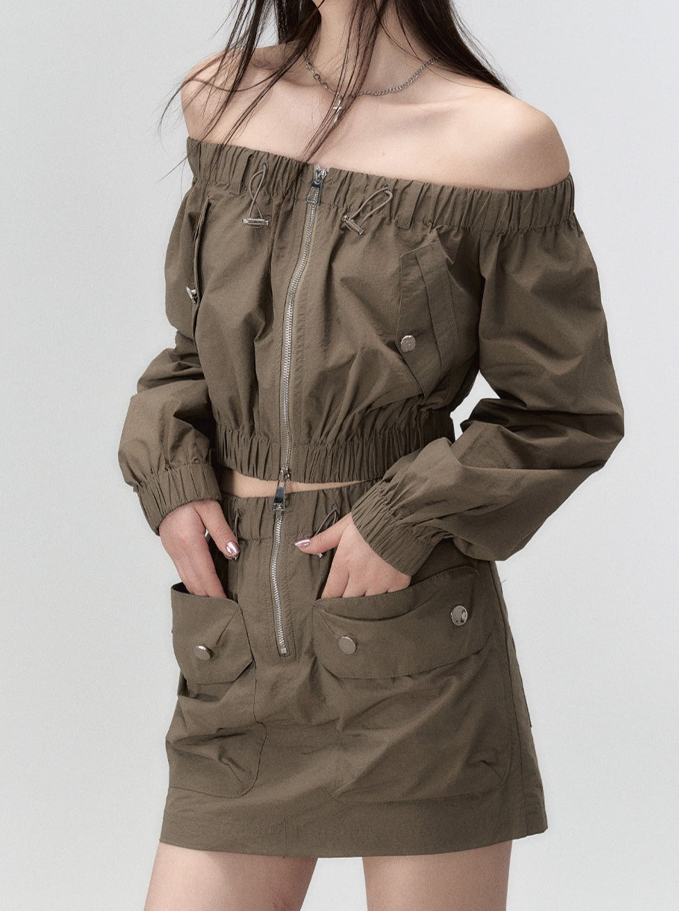 モードなオフショルダートップス＋ダブルポケットスカート