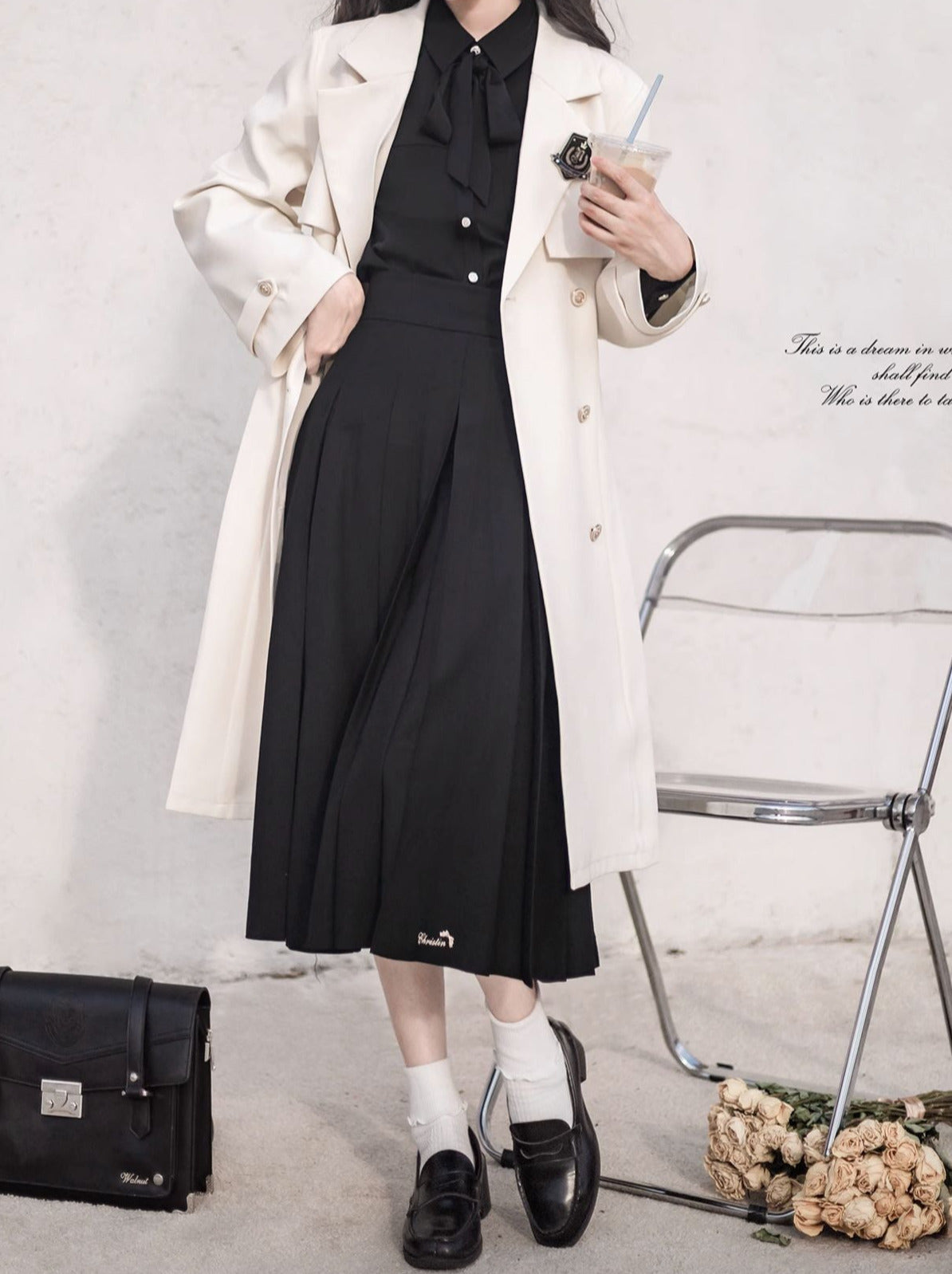 Rock + Faltenmantel Apricot Metall + Schwarzes Band College Shirt Gesticktes Abzeichen Trenchcoat