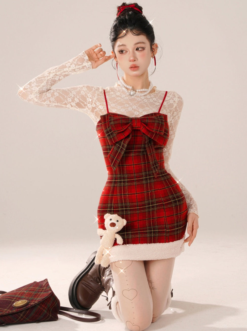 Bärenkleid mit Hosenträgern, roter Kragen, Gummi-Karo + Oberteile innen Spitze