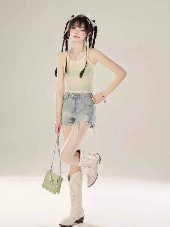 Niedrig geschnittene Jeansshorts mit beschädigten Fransen