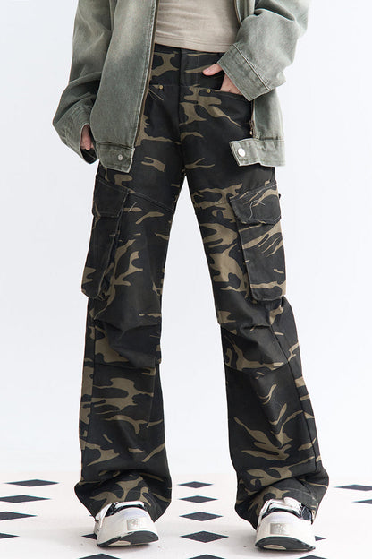 迷彩柄のリラックスパンツ