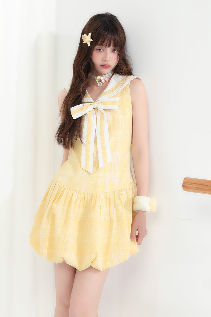 Ärmelloses Kleid mit Schleifendetail und Kürbismotiv