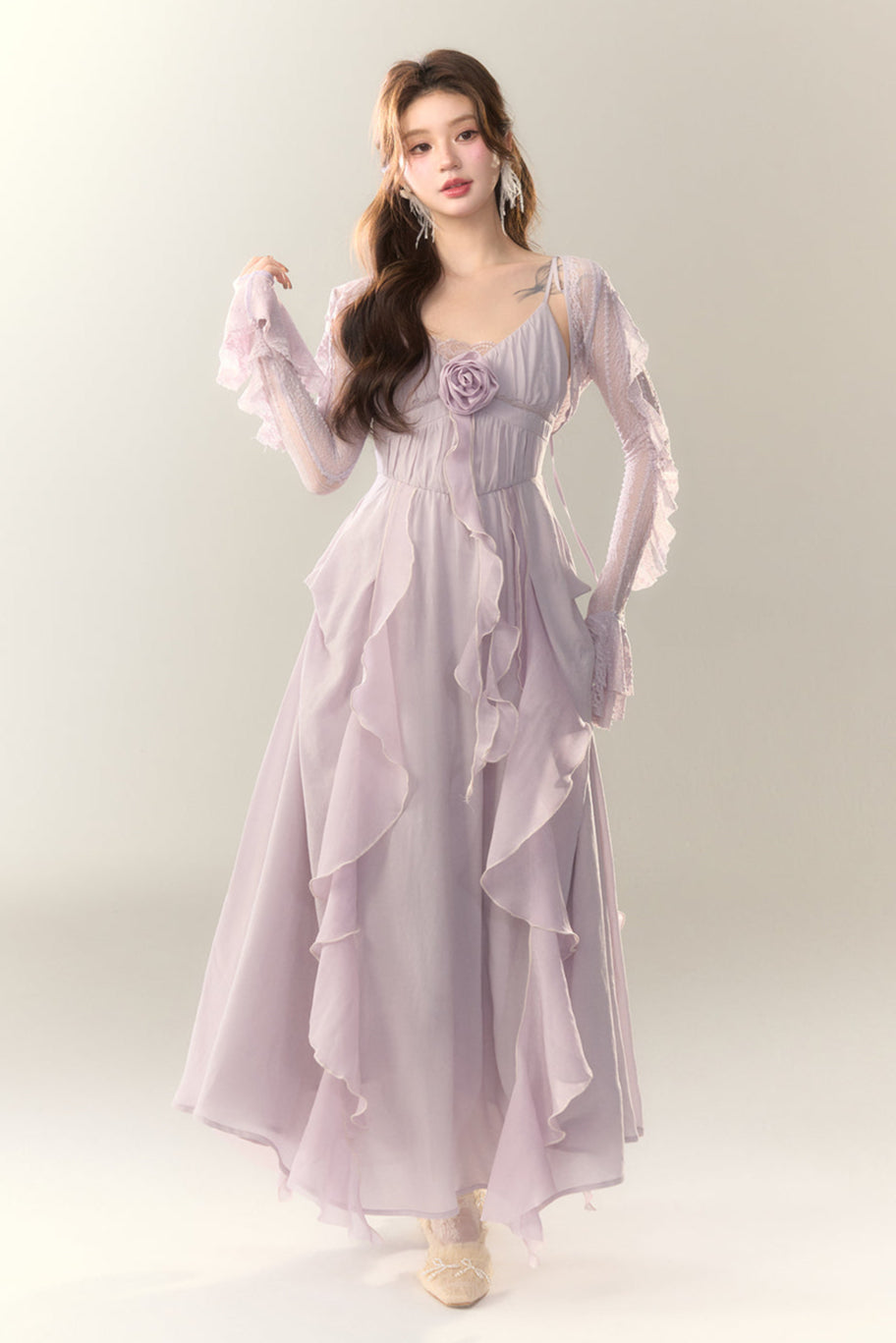 Rosenkleid mit schwerer Rüschenarbeit