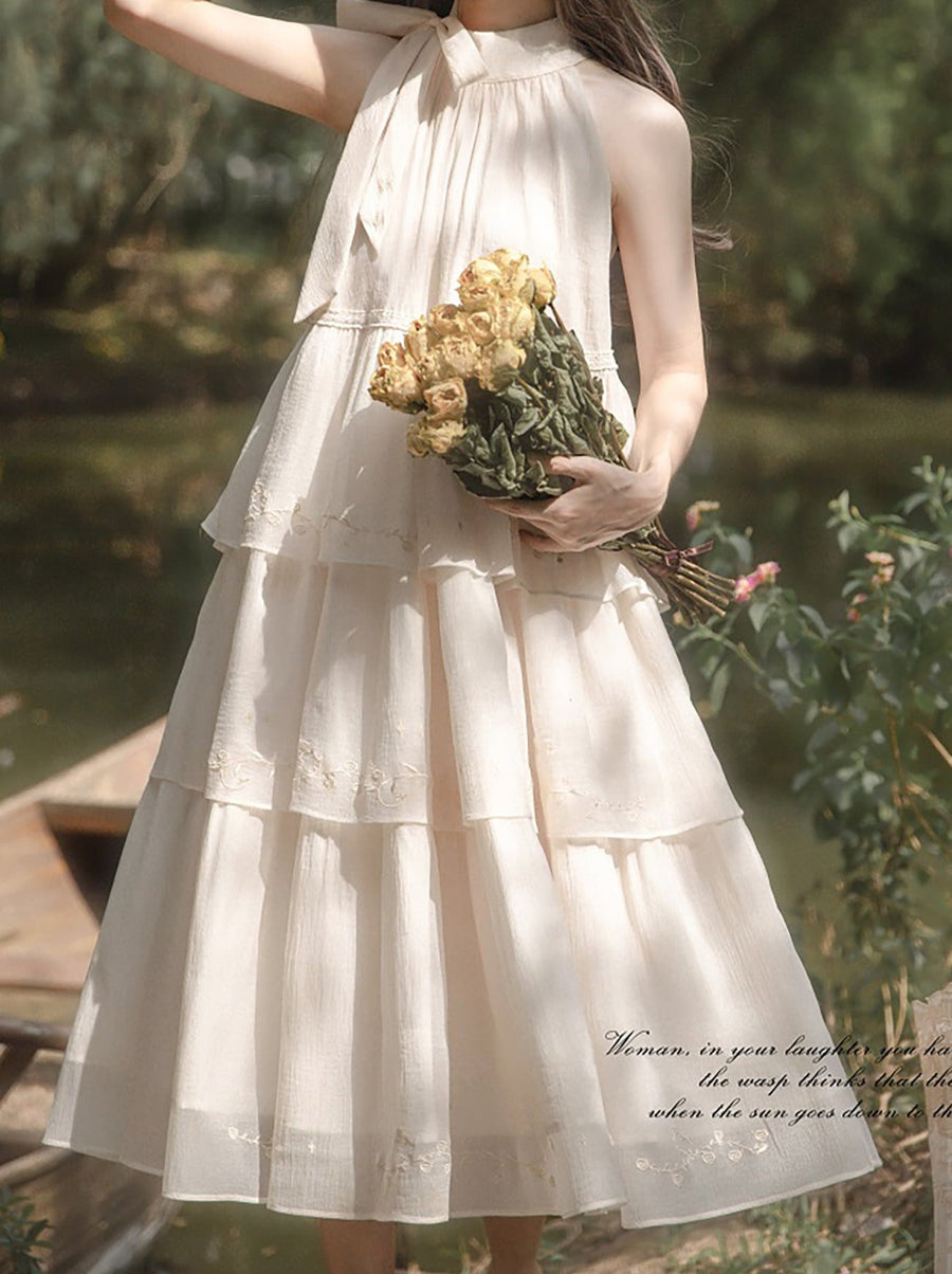Robe brodée au clair de lune avec col licou féerique