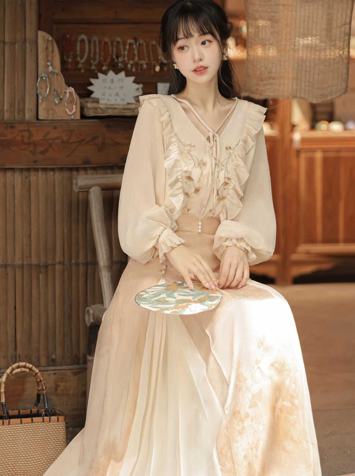 Plissierter Spitzenrüschen-China-Rock mit Schlitz, lang + Bluse