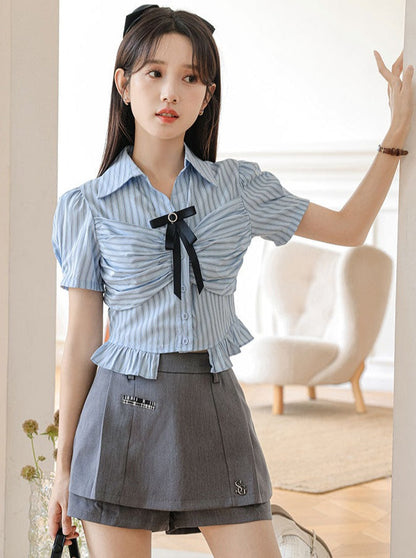 Gestreifter Rock, Shorts, Schleife, blaue Bluse