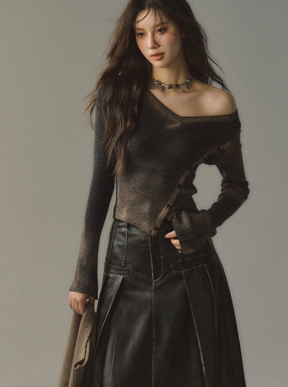 Kurzes, schmales, asymmetrisches Osh-Top mit V-Ausschnitt und Knopfleiste