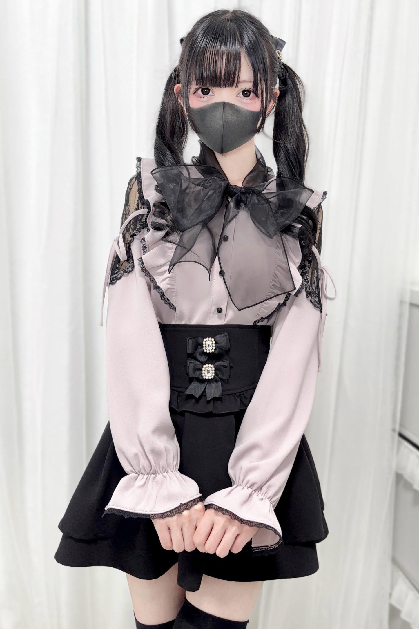 大きなブラウスのリボン