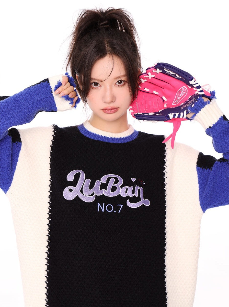 Beschädigter Strick mit Logo in Kontrastfarbe