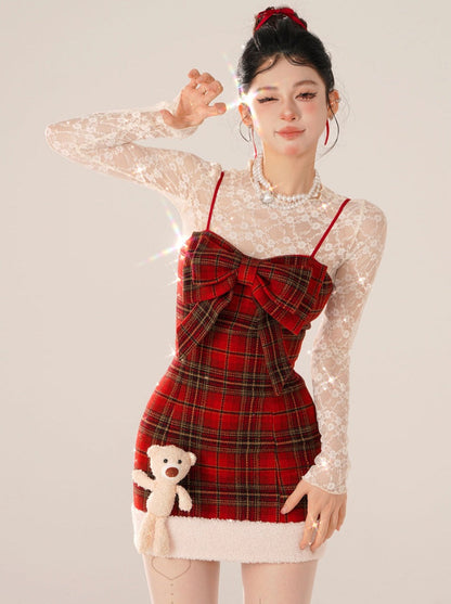 Bärenkleid mit Hosenträgern, roter Kragen, Gummi-Karo + Oberteile innen Spitze