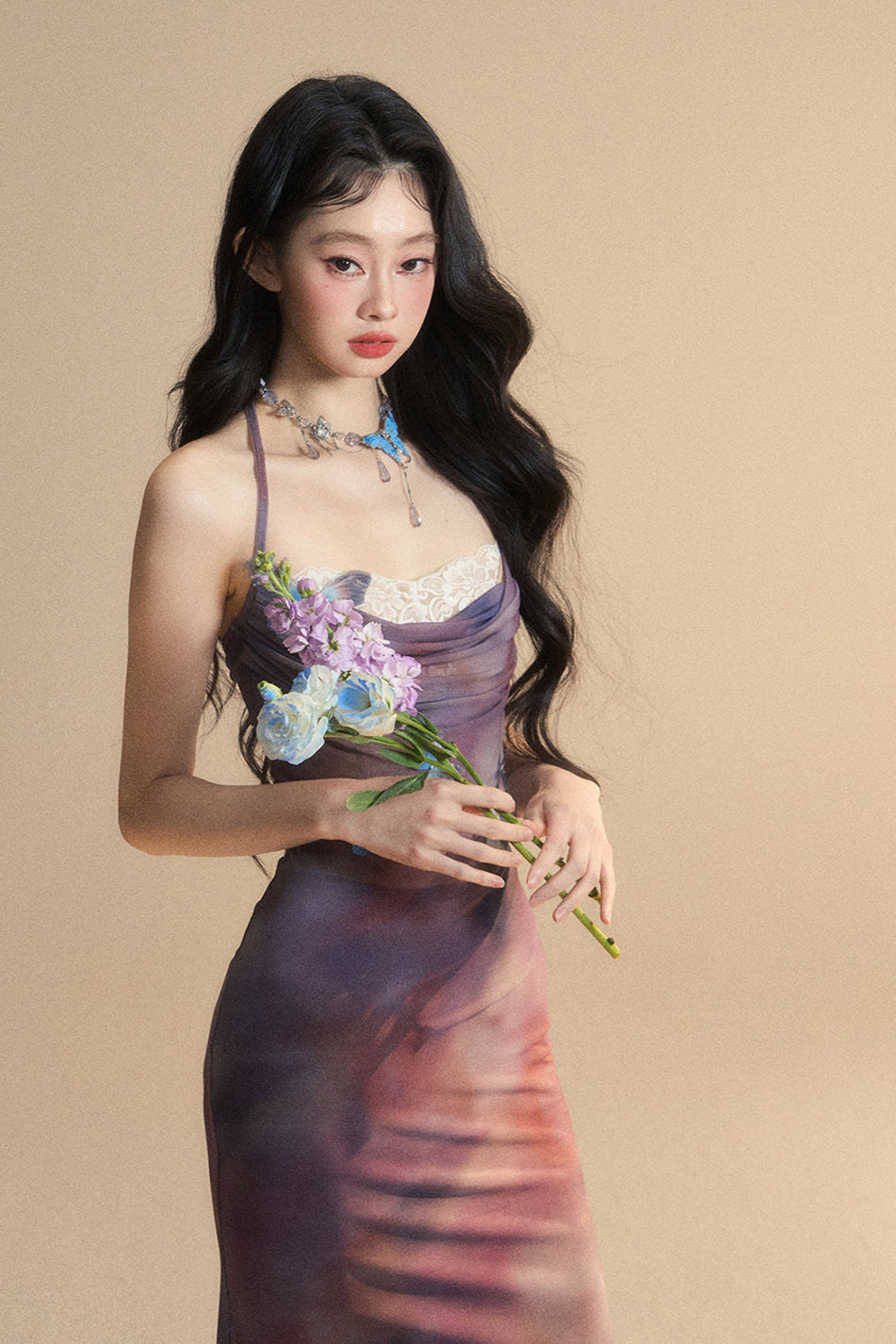 Eng anliegendes One-Shoulder-Spitzenkleid