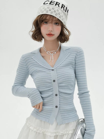 Blauer Anzug mit Strickkragen und hellen Streifen