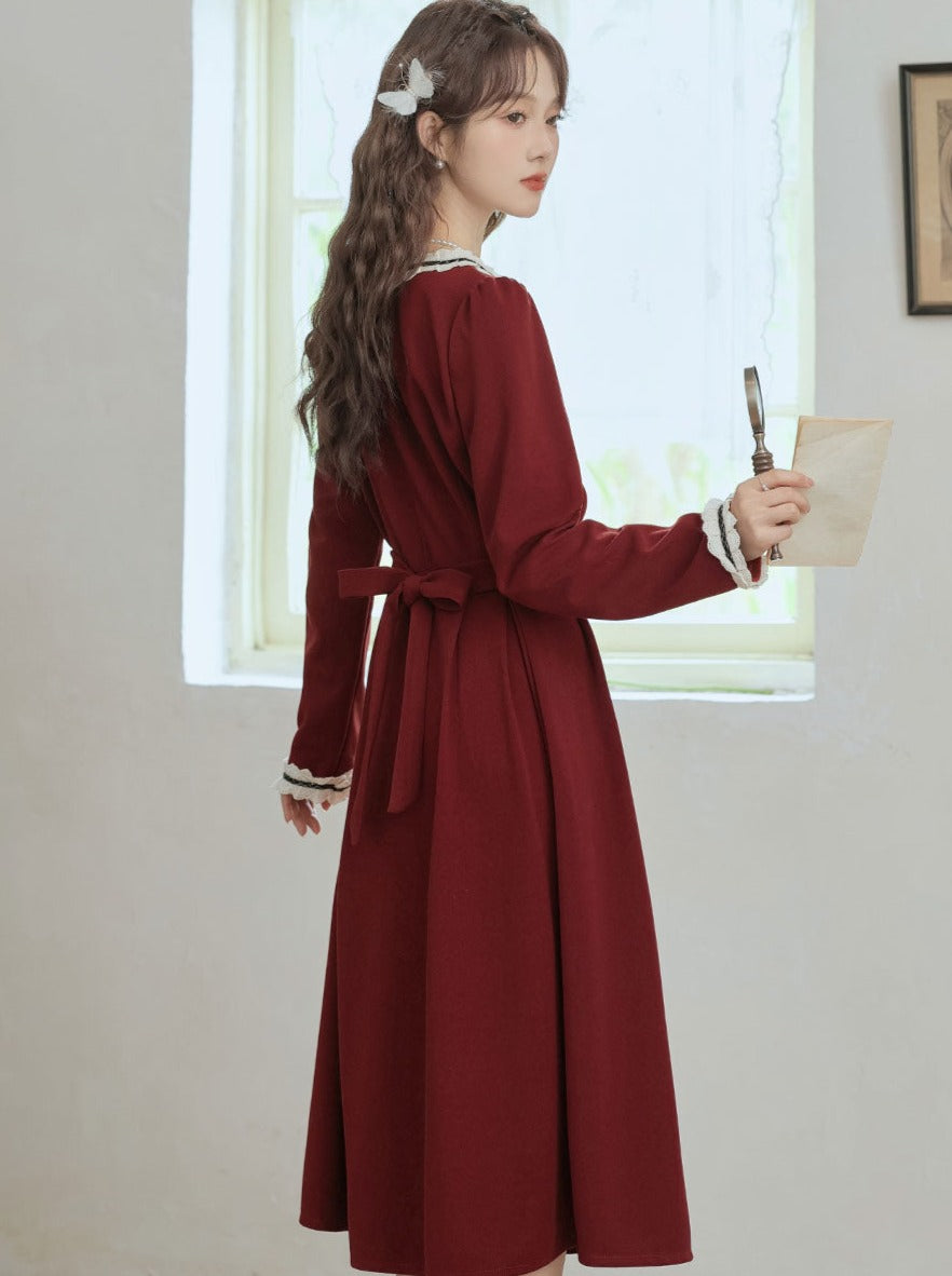 Süßes dunkles Retro-Spitzenkleid