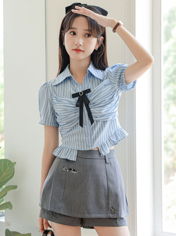 Gestreifter Rock, Shorts, Schleife, blaue Bluse