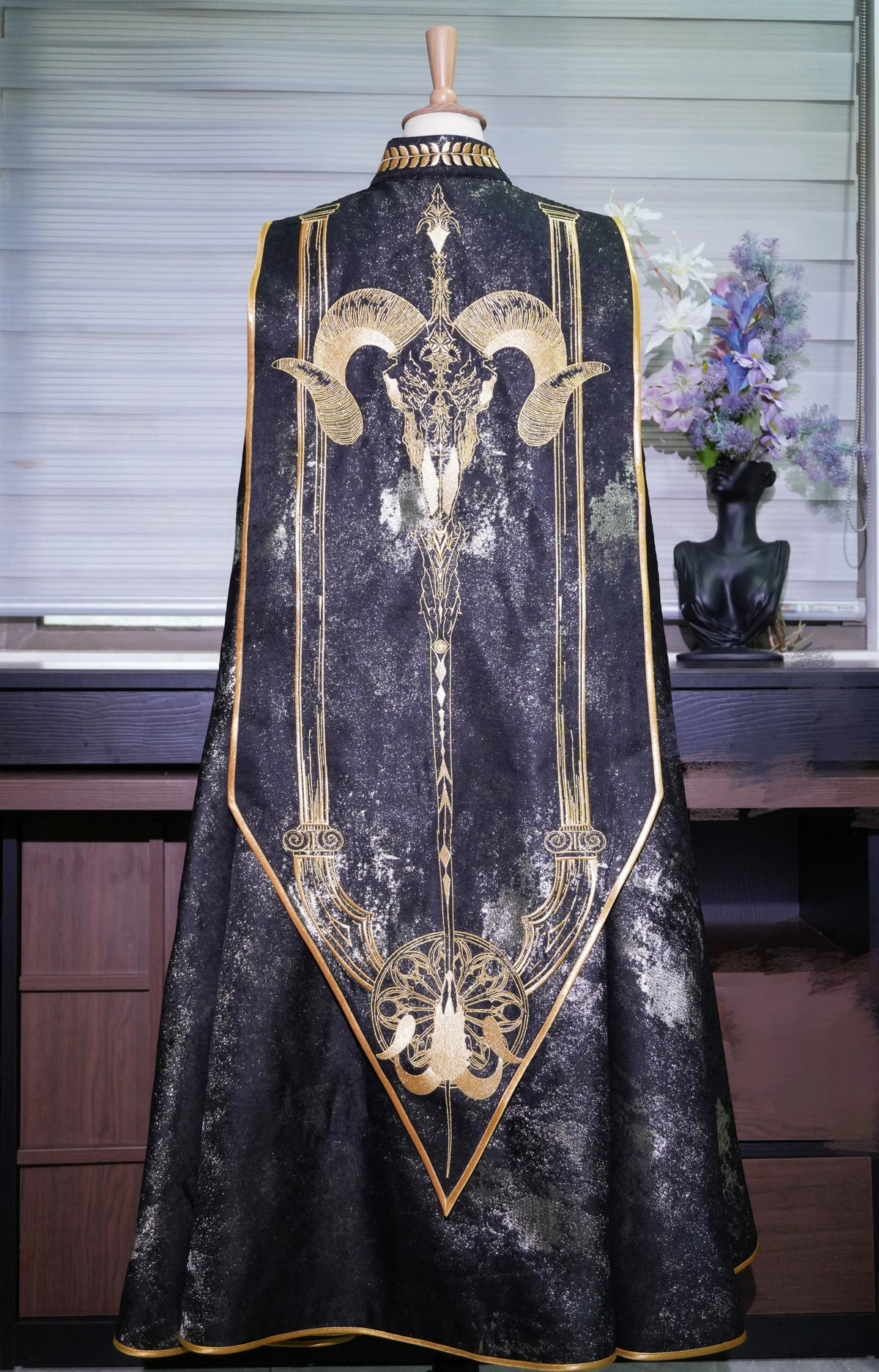 Uncrowned King Lolita Heavy Embroidery Cape – Jacquard Gold & Silver