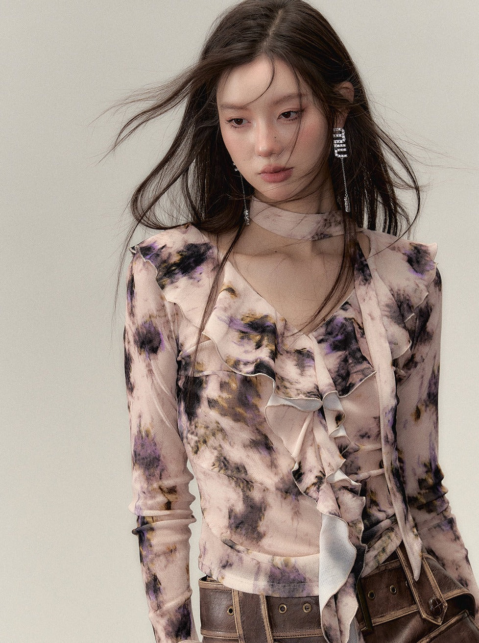 Nischen-Top mit V-Ausschnitt und Rüschendesign