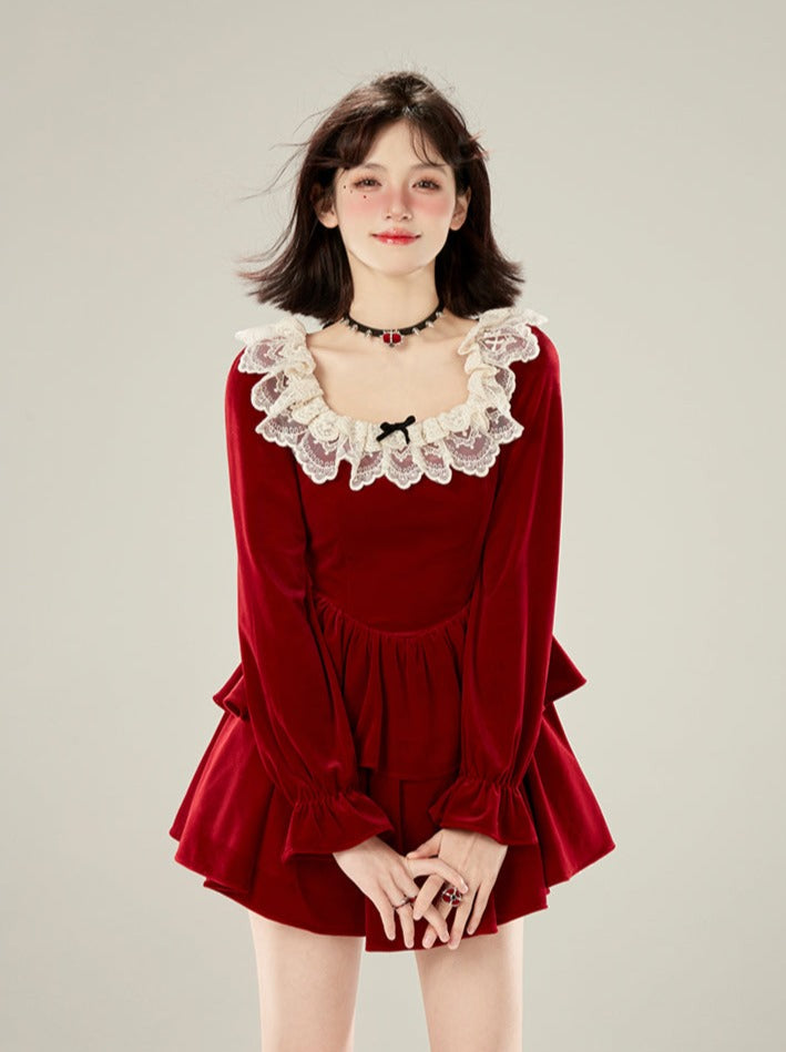 Robe à col rouge en velours raisin
