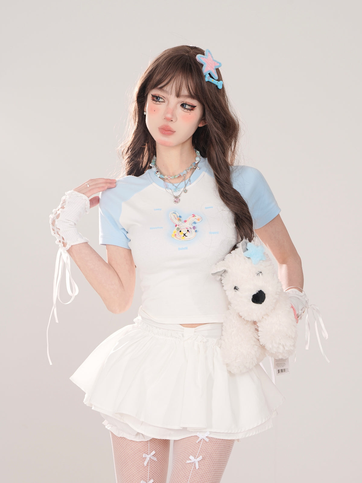 Mädchenhafter weißer Rock, süße Shorts