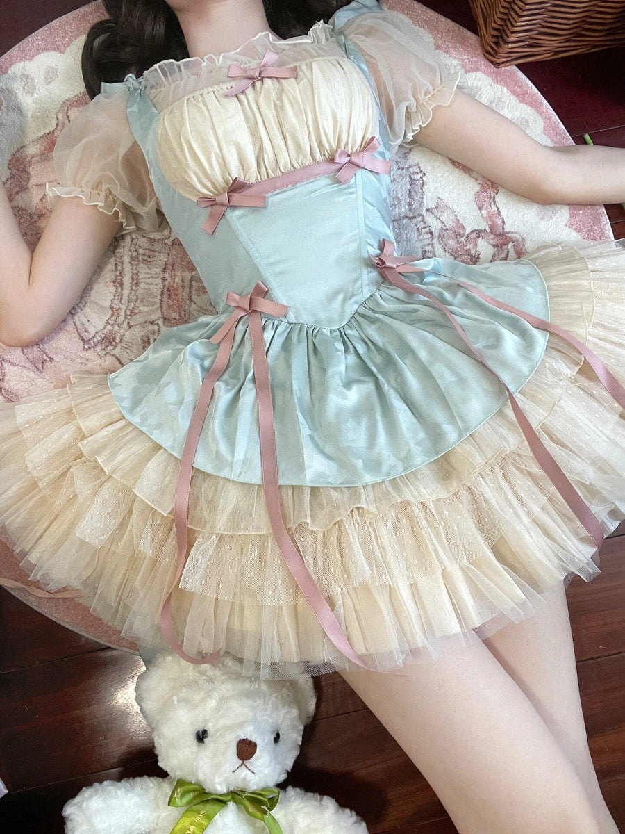 Mintgrünes Hosenträger-Cart-Kleid