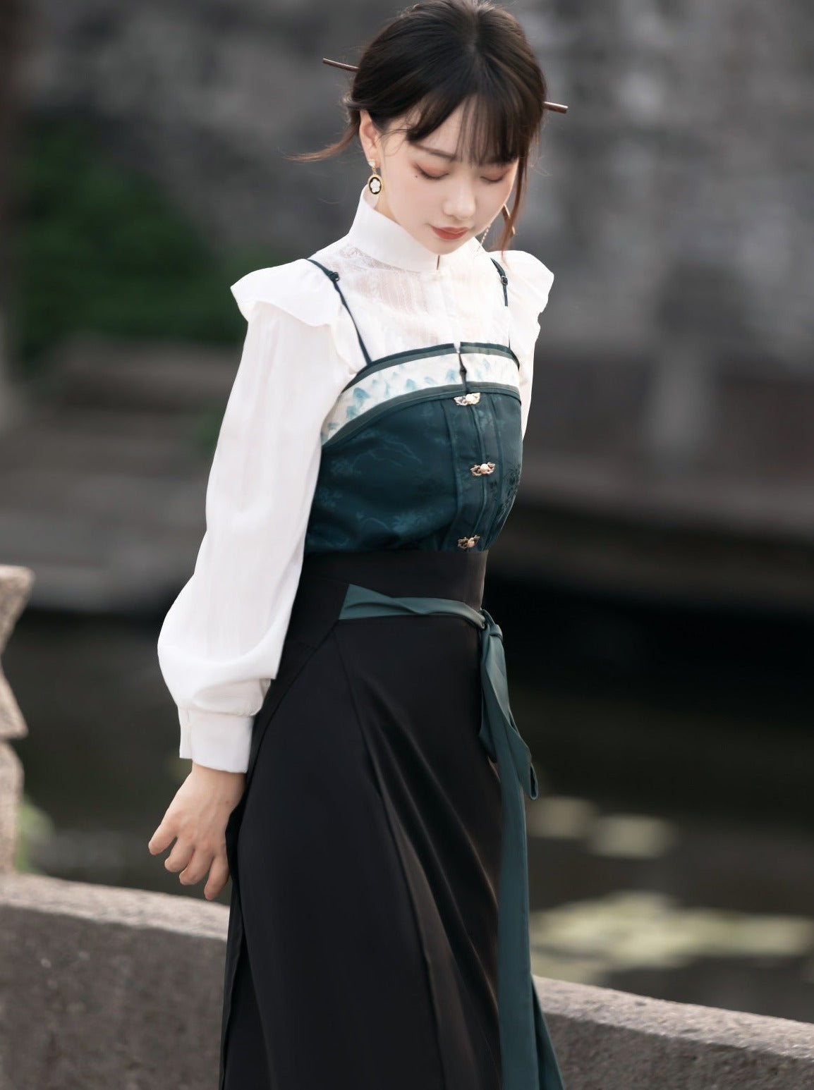 China Hosenträger Bluse Grün Dunkel + Rock + Schal