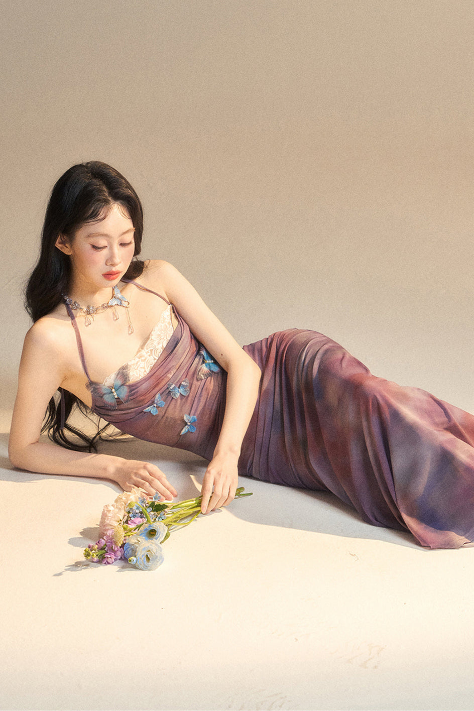 Eng anliegendes One-Shoulder-Spitzenkleid