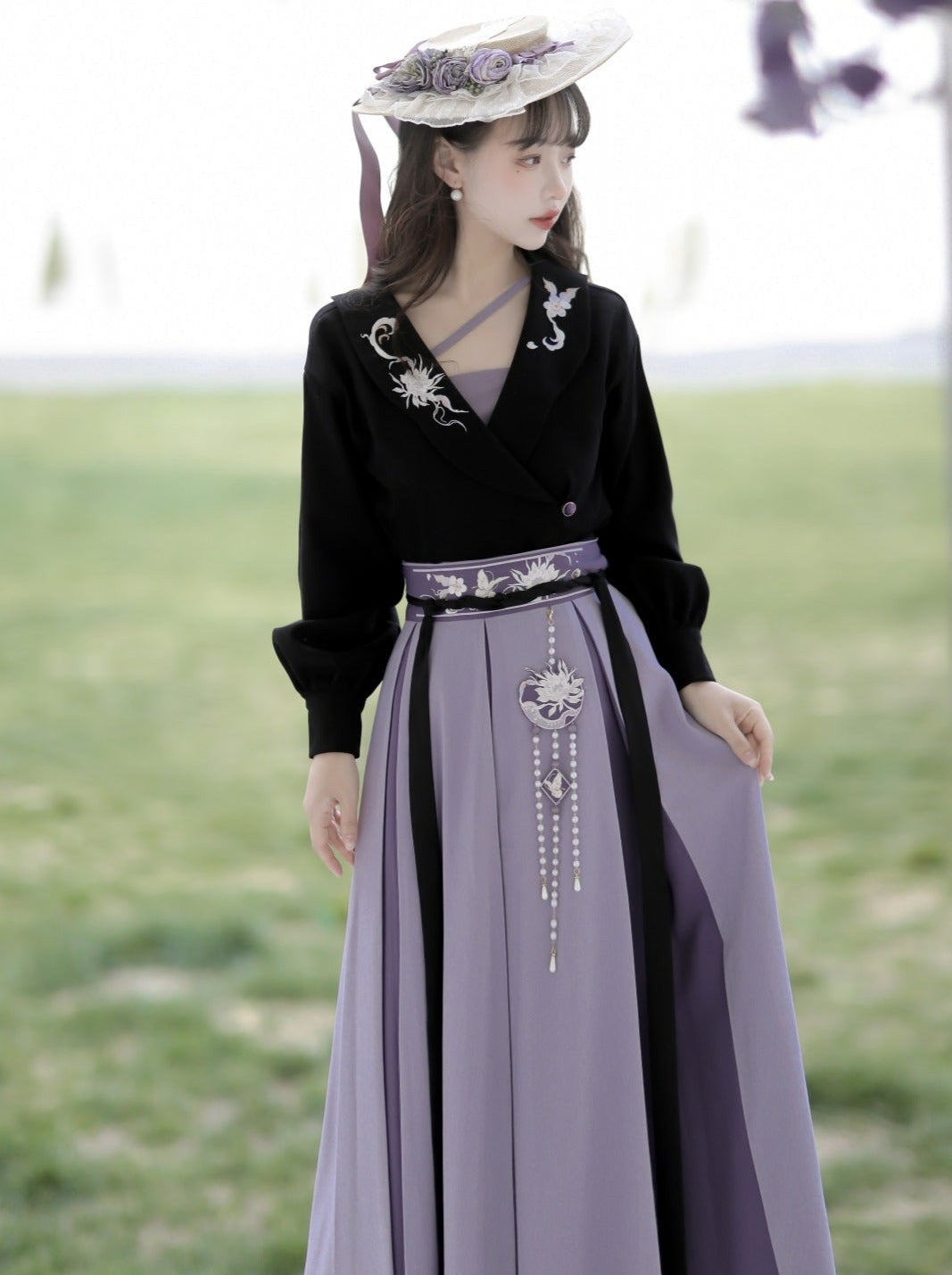 Bluse Langer Dunkler Rock Plissee Blume