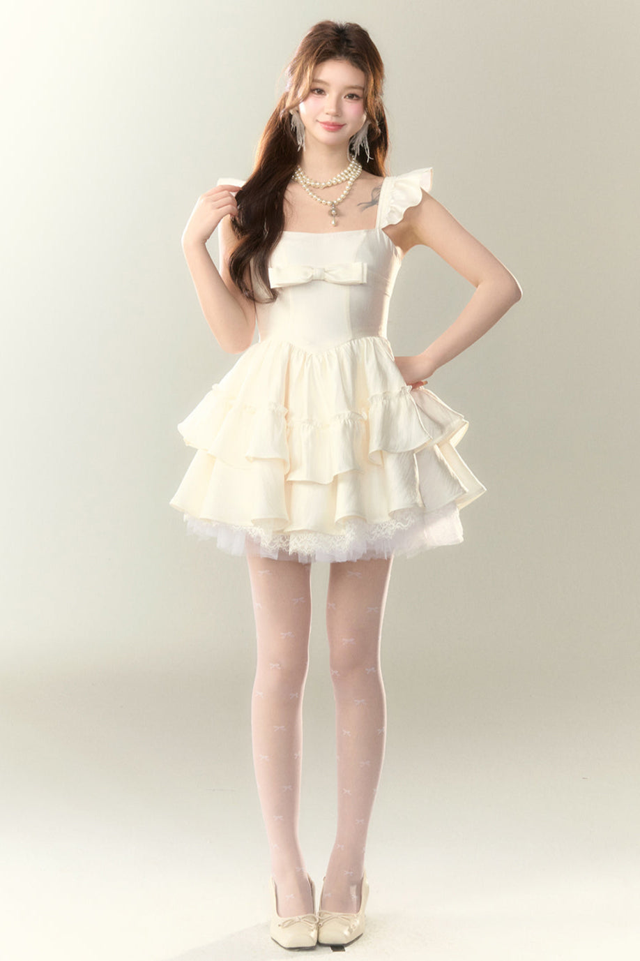 Fliegendes Cremefarbenes Kleid mit Spitzenärmeln und Puffärmeln