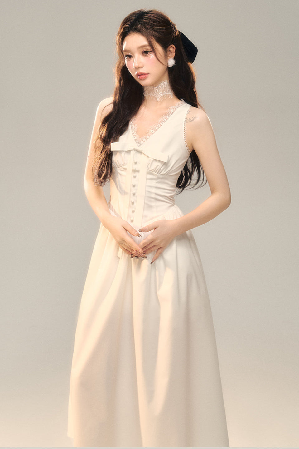 Französisches weißes rückenfreies Premium-Kleid