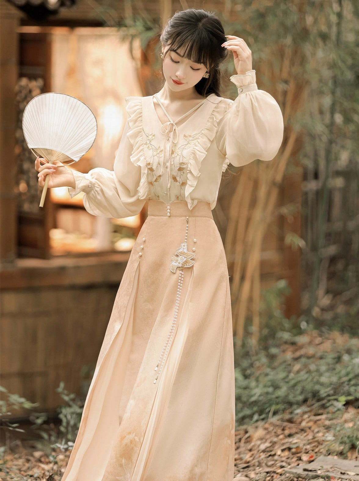 Plissierter Spitzenrüschen-China-Rock mit Schlitz, lang + Bluse