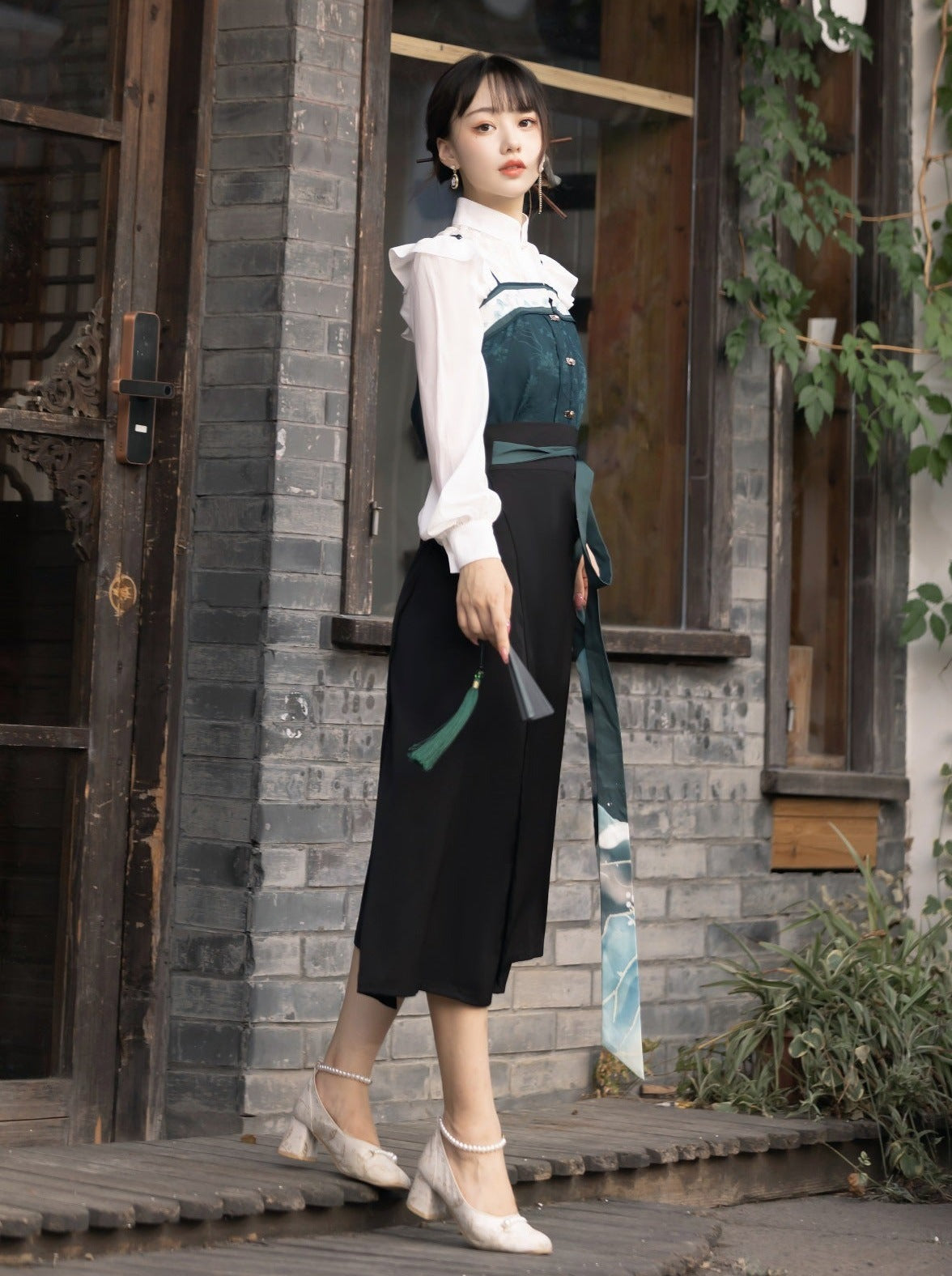 China Hosenträger Bluse Grün Dunkel + Rock + Schal