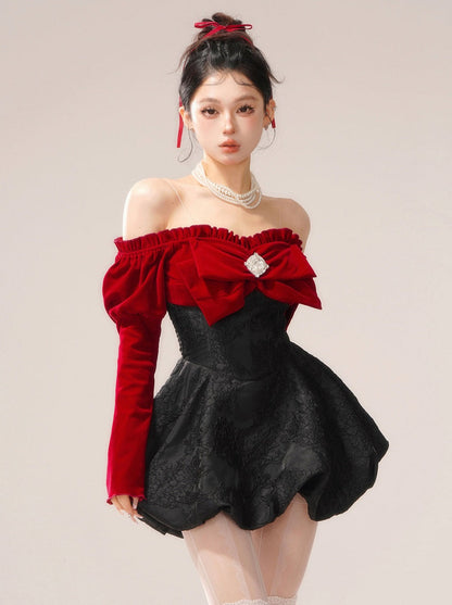 Schulterfreies Kleid mit großer Schleife und Center Jewel