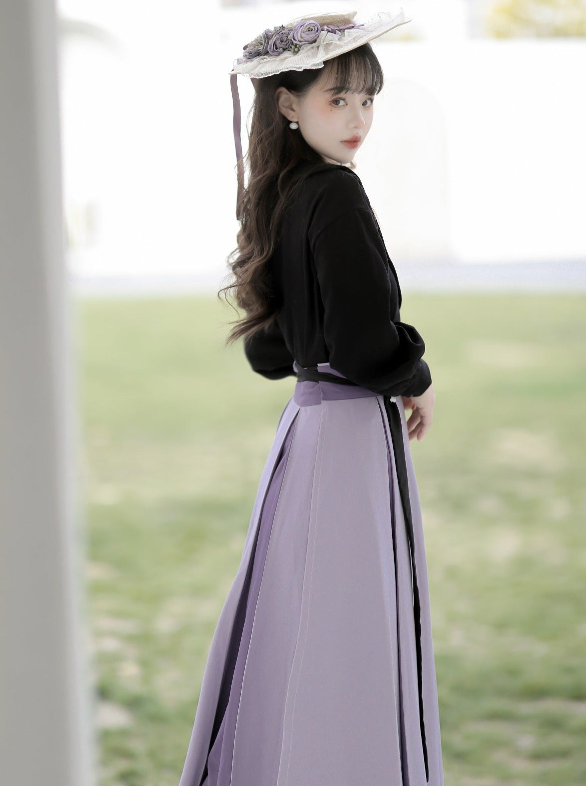 Bluse Langer Dunkler Rock Plissee Blume