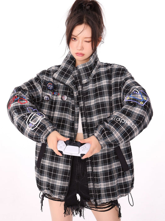 Oberbekleidung mit Karo-Wappen und hohem Halsausschnitt