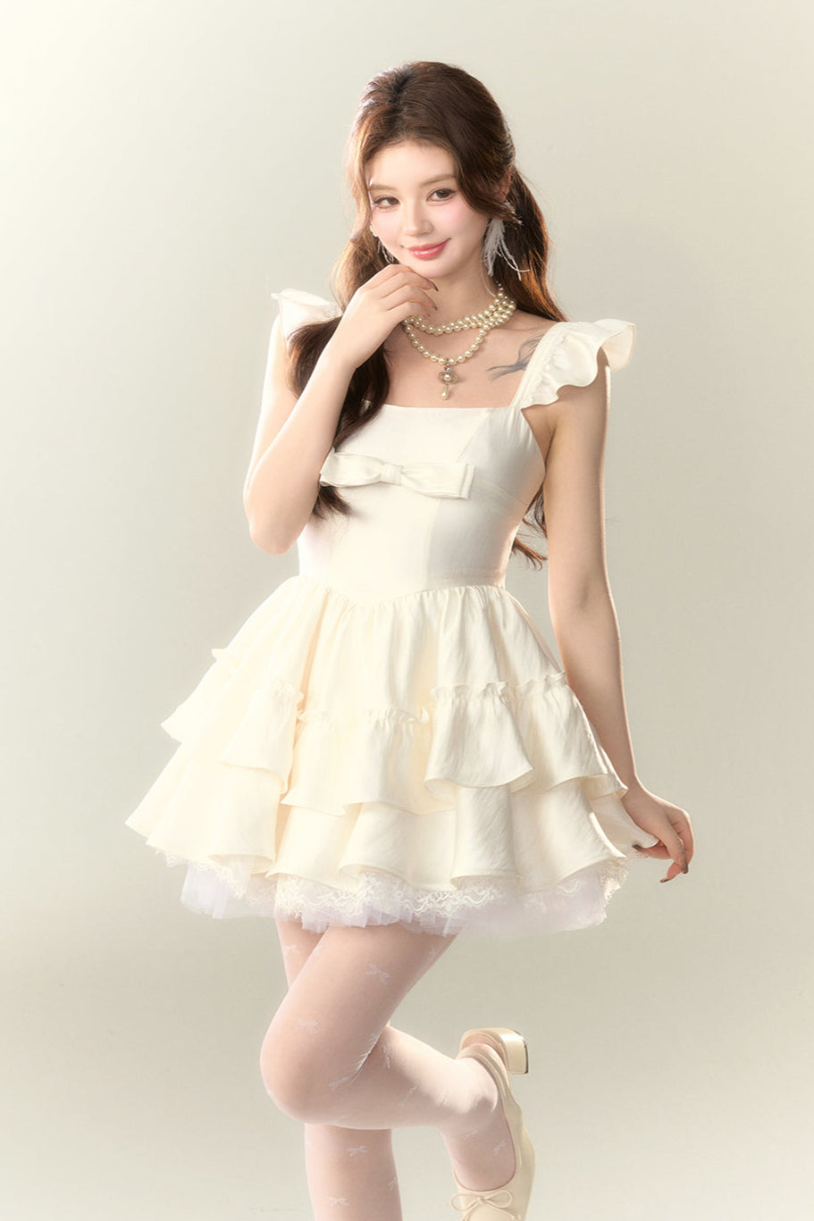 Fliegendes Cremefarbenes Kleid mit Spitzenärmeln und Puffärmeln