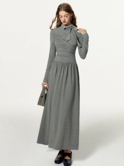 Ausgestelltes Kleid mit Schleife