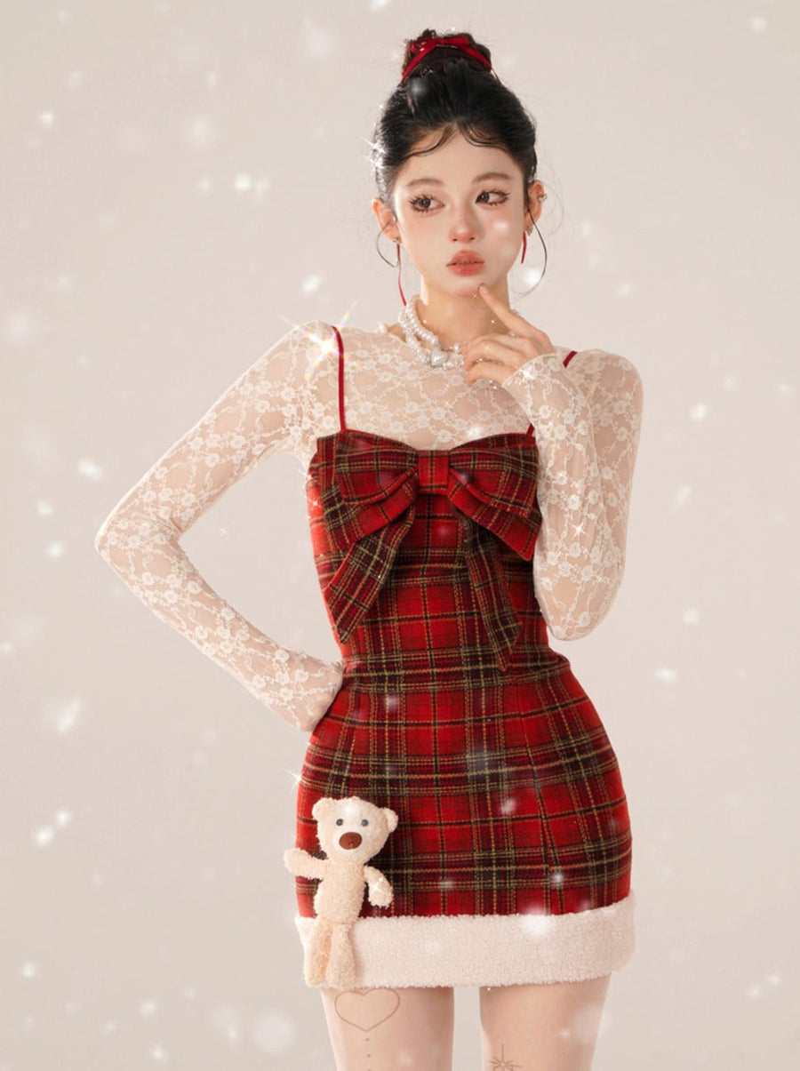 Bärenkleid mit Hosenträgern, roter Kragen, Gummi-Karo + Oberteile innen Spitze