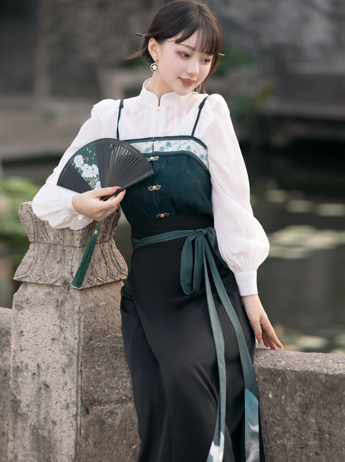 China Hosenträger Bluse Grün Dunkel + Rock + Schal