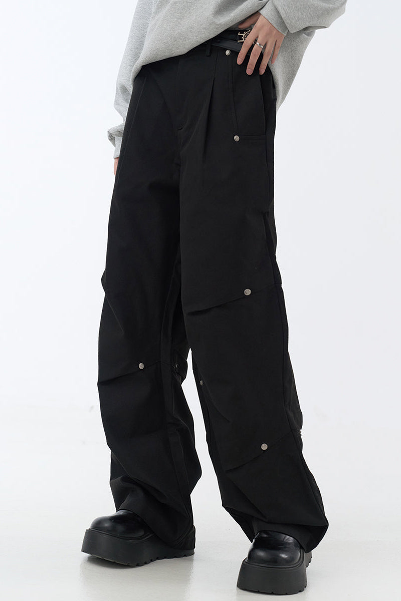 リラックスした脚にフィットするプリーツパンツ