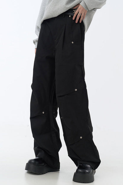 リラックスした脚にフィットするプリーツパンツ