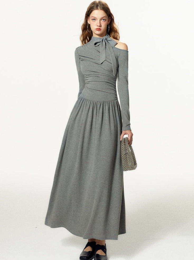 Ausgestelltes Kleid mit Schleife