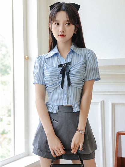 Gestreifter Rock, Shorts, Schleife, blaue Bluse